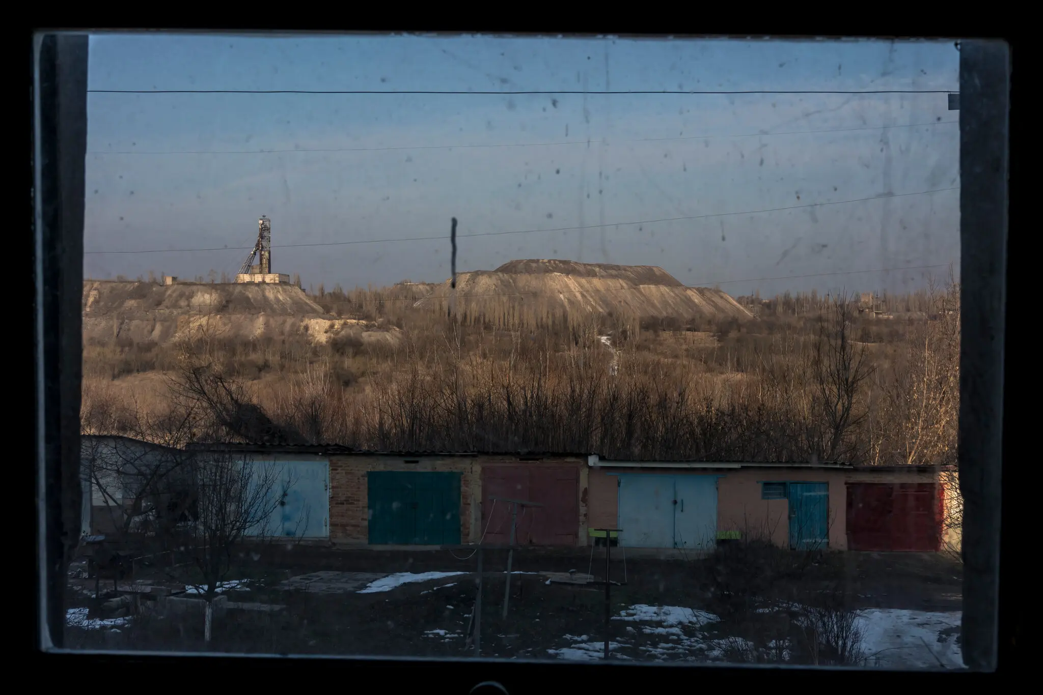 Інгульська уранова шахта, яку видно з житлового будинку минулого місяця в Первозванівці, Україна, на південний схід від Києва.